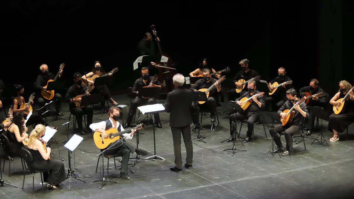 Quinta jornada del Festival de la Guitarra: Mariza, José Antonio Rodríguez y Paco Serrano con la Orquesta de Plectro