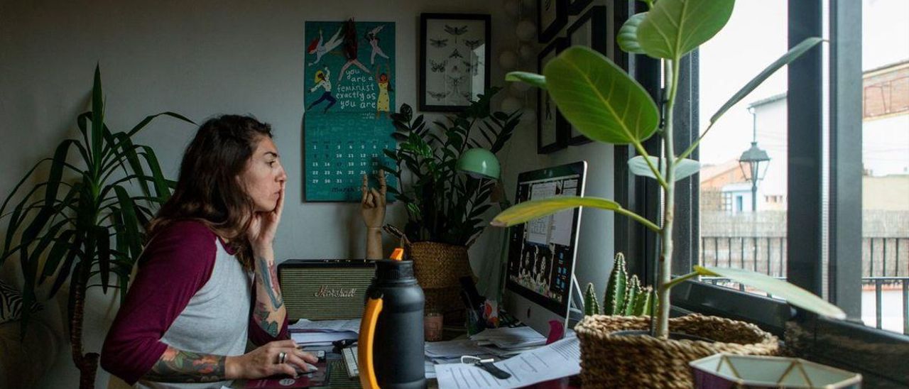 Imagen de archivo de una mujer tele trabajando en su hogar por la cuarentena del coronavirus.