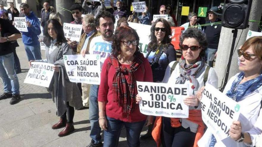 Concentración en defensa de la sanidad pública, ayer, en A Coruña.