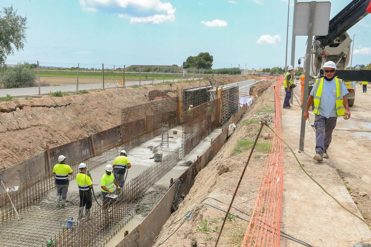 Obras de canalización del Azarbe de El Acierto en Dolores.