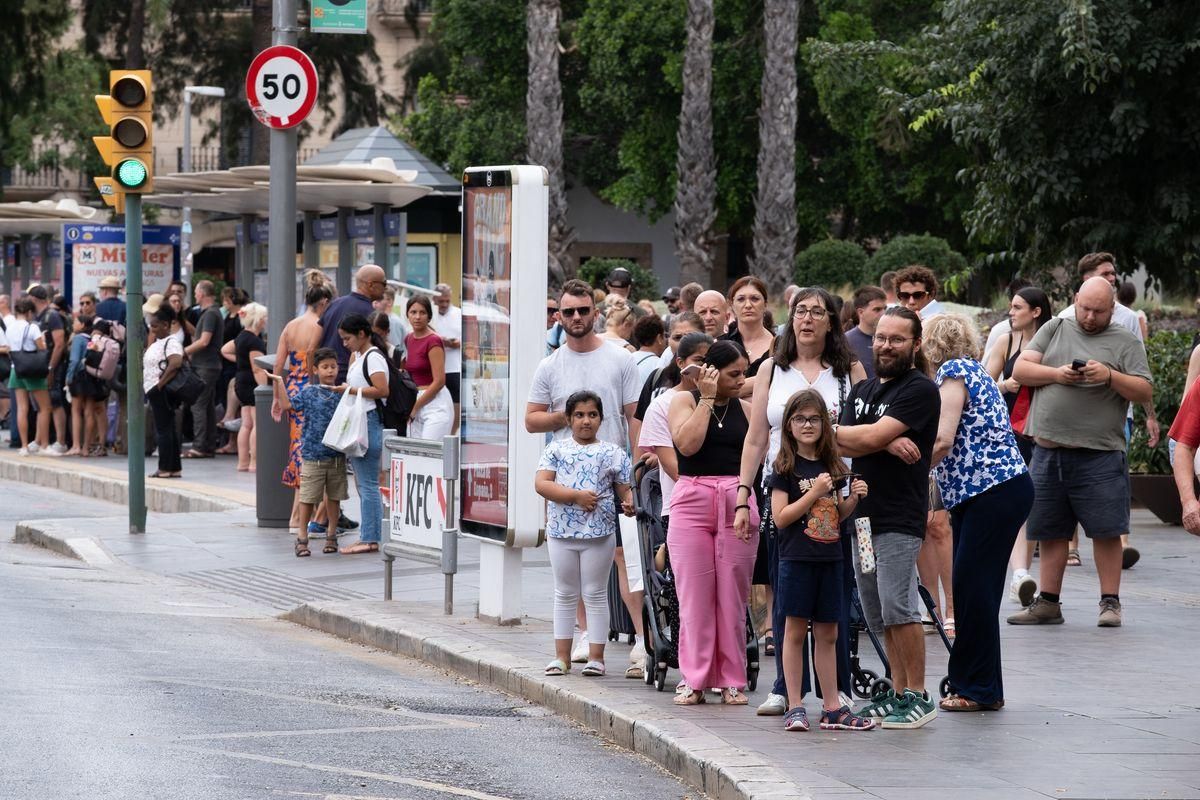 An der Plaça d'Espanya warteten viele Menschen auf ein Taxi.