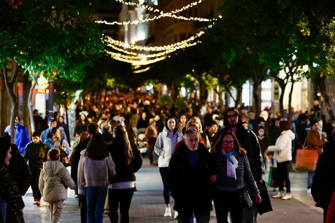 El primer día de la València navideña abarrota el centro de la ciudad