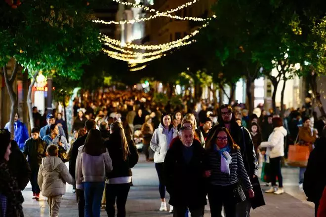 El primer día de la València navideña abarrota el centro de la ciudad