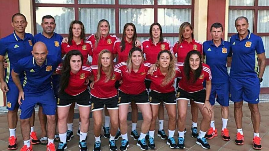 La selección española, con Carolina González (tercera de pie), Heba Bermúdez (primera de pie por la derecha) y Andrea Mirón y Sara González (primera y segunda por la derecha, agachadas). // FDV