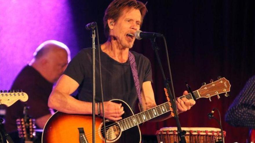 Kevin Bacon se divierte tocando con su hermano