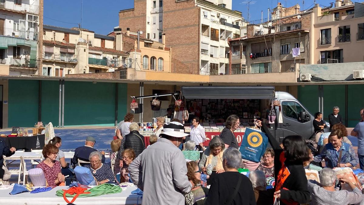 Trobada de puntaires a la plaça Porxada