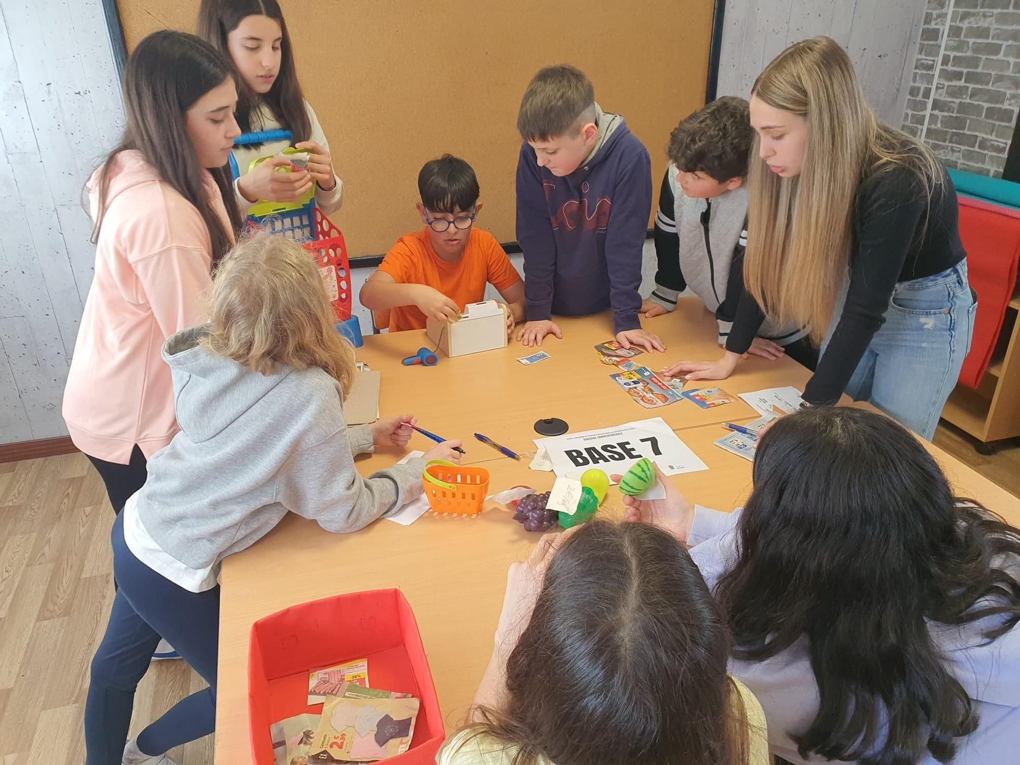 Niños y niñas de Valga realizando labores domésticas en igualdad.