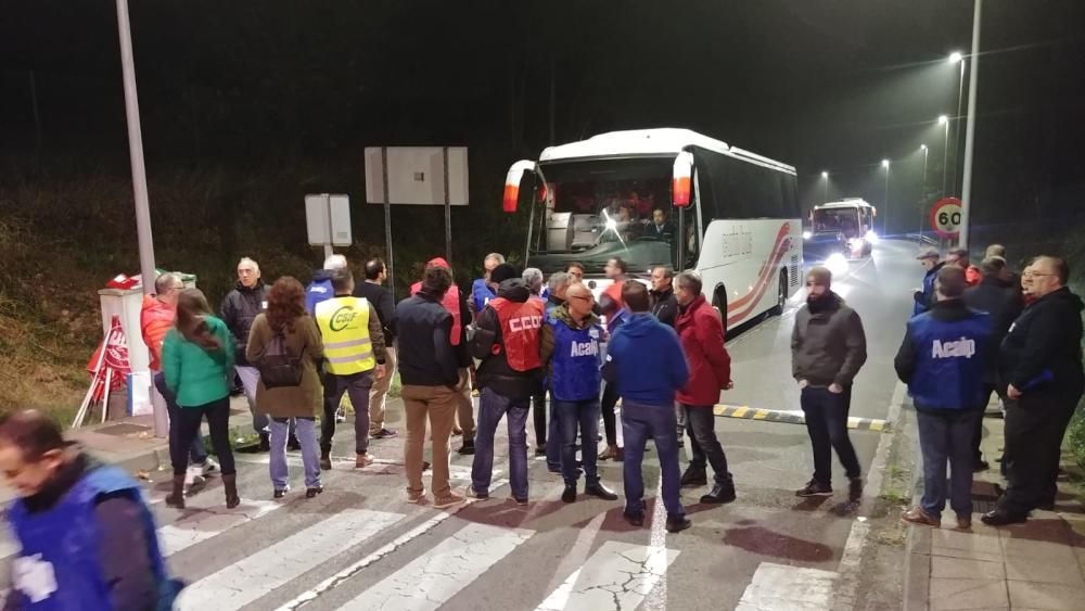 Trabajadores de la cárcel de Asturias protestan cortando el acceso al centro penitenciario