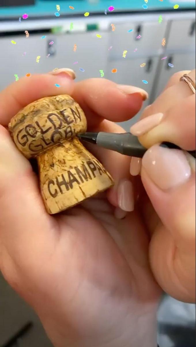 Ana de Armas se guarda el corcho de la botella de champán de los Golden Globes