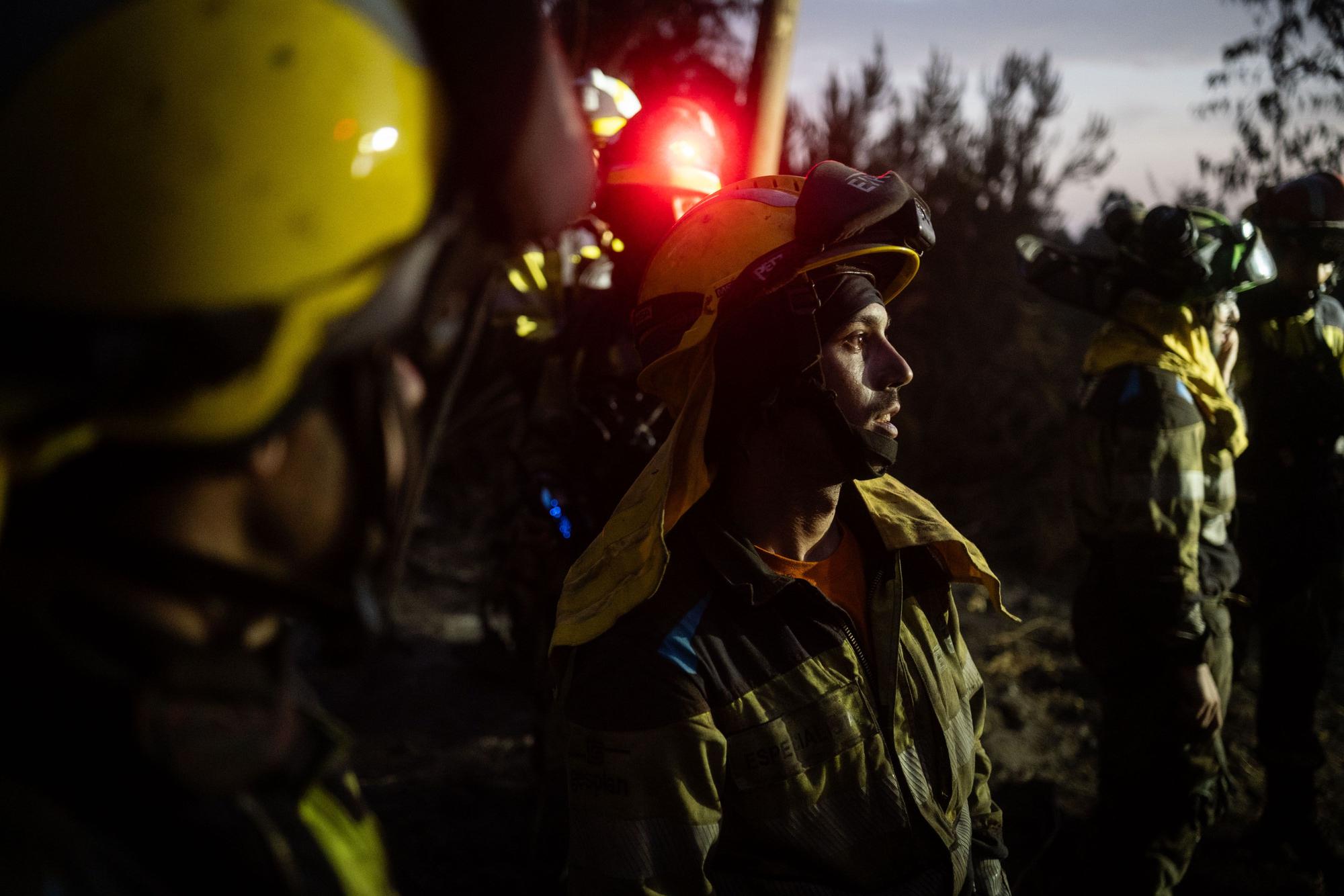 Labores de enfriamiento en Ravelo del incendio de Tenerife