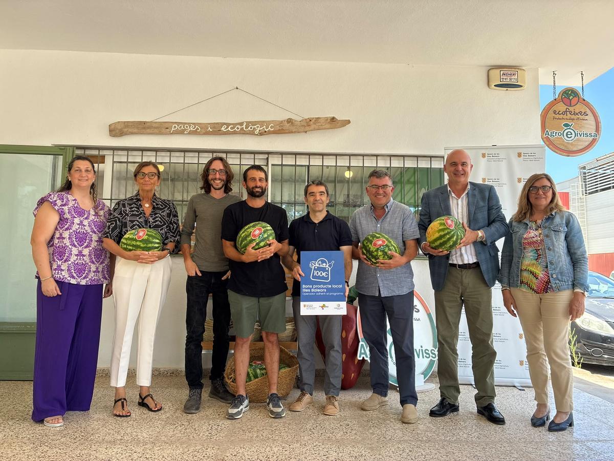 El conseller de Agricultura, Pesca y Medio Natural, Joan Simonet en la presentación de presentación de los Bonos de Producto Local en la Cooperativa Agro-Eivissa