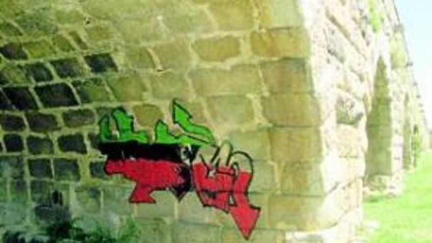 El detenido por hacer un grafiti en el puente romano lo limpiará