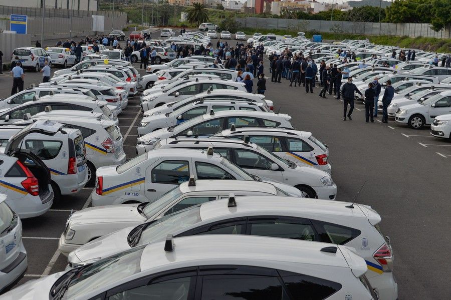 Manifestación-caravana para exigir la regulación del taxi