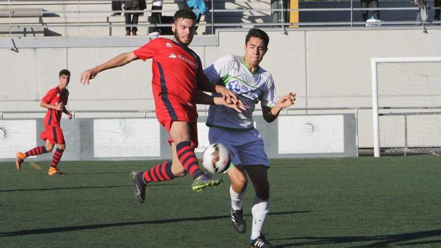 Un jugador del Pabellón intenta controlar un balón ayer en Os Remedios. // Iñaki Osorio