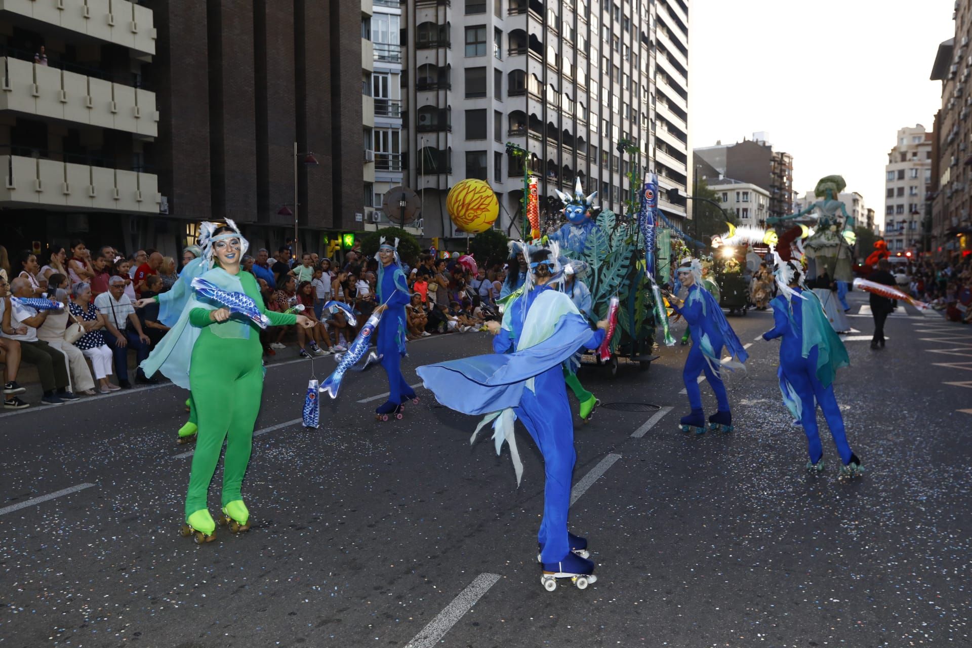 EN IMÁGENES | El desfile el pregón llena de ilusión las calles de Zaragoza