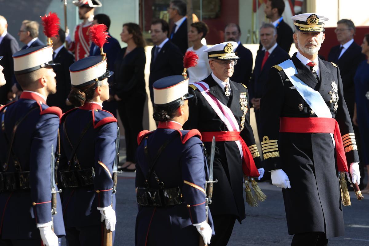 MADRID, 12/10/2022.- El rey Felipe VI pasa revista a la guardia que le rinde honores antes del desfile del Día de la Fiesta Nacional, este miércoles, en Madrid. EFE/ Zipi