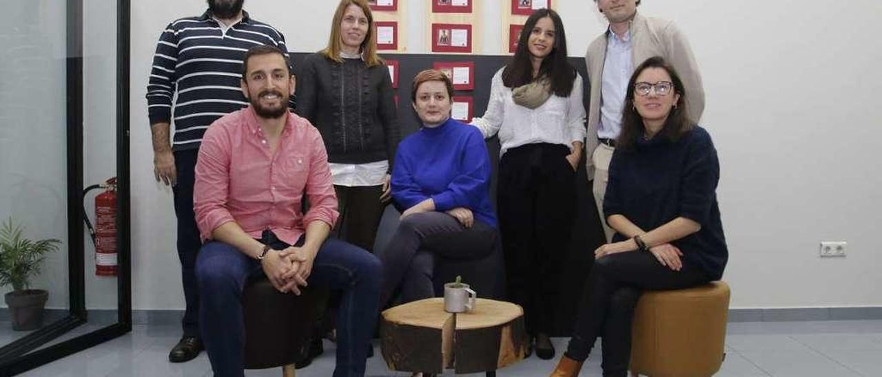 Emprendedores y miembros de Impact Hub, en la oficina de la entidad en la ciudad. // Alba Villar