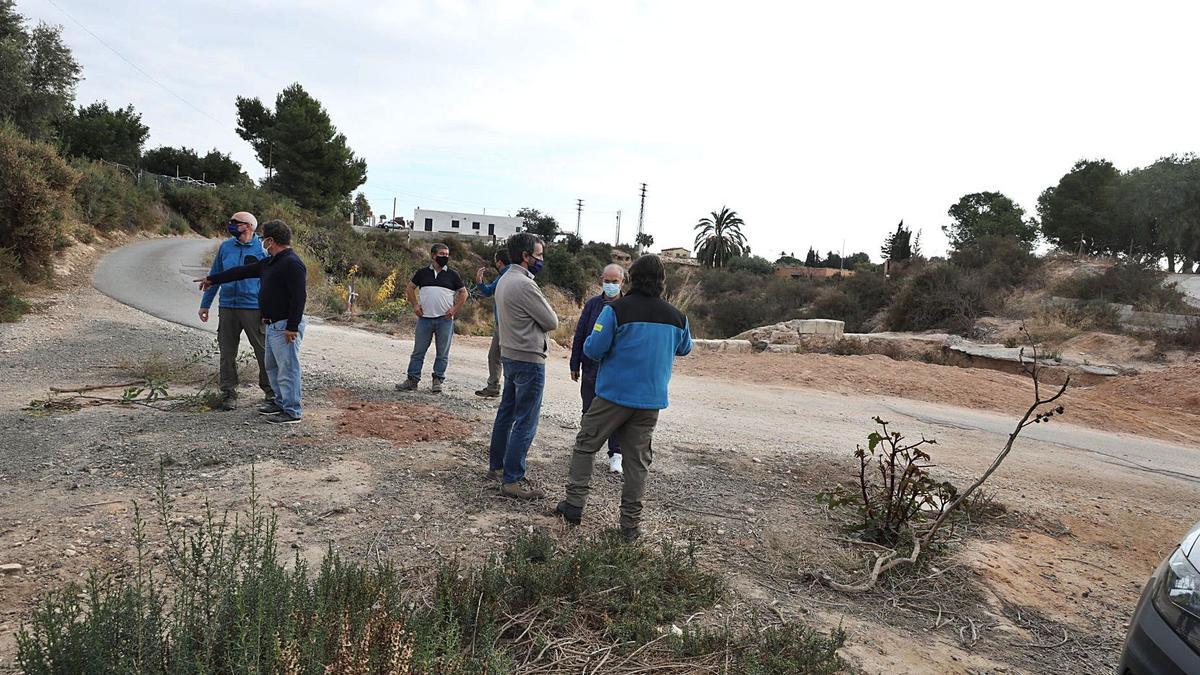 Funcionarios de la Confederación Hidrográfica y vecinos del barranco de San Antón, en la zona afectada por las lluvias, ayer. |