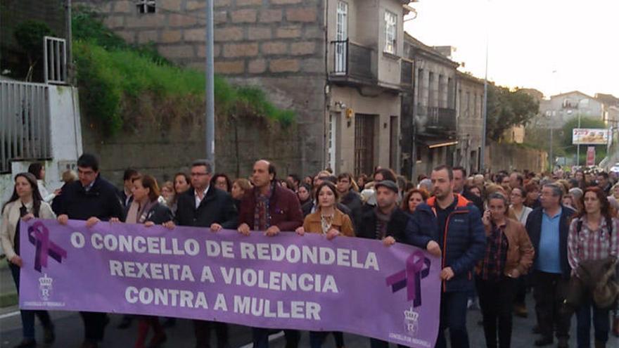 Un millar de personas salen a la calle en Redondela para condenar la violencia de género