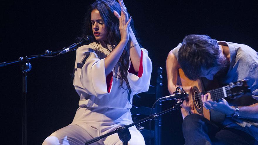 Rosalía durante un momento de su actuación junto a Raül Refree en el Teatro Principal de Zamora.