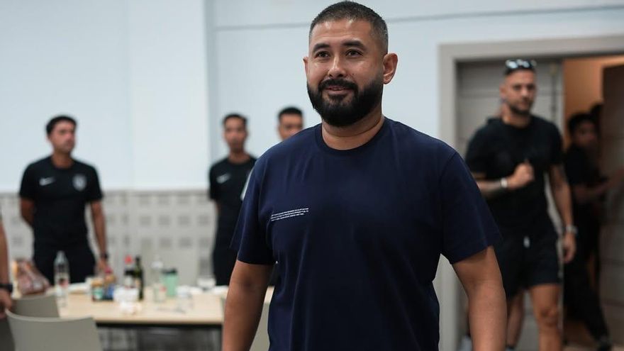 El príncipe de Johor descansa con su equipo antes del amistoso contra el Valencia Mestalla