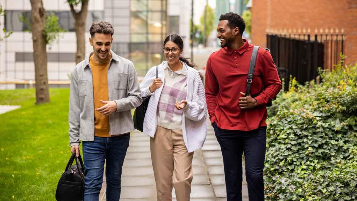 Estudiantes en un curso de inglés para adultos en el British Council.