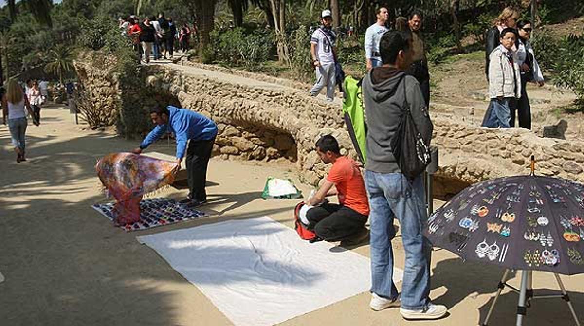 La campanya ’Tira de la manta’ pretén dissuadir de la compra al ’top manta’.