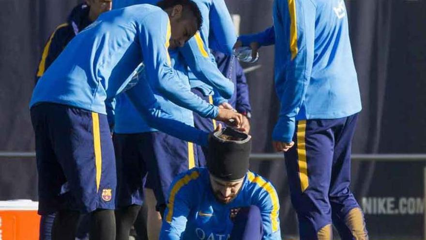 Neymar, Messi y Suárez bromean con Gerard Piqué.