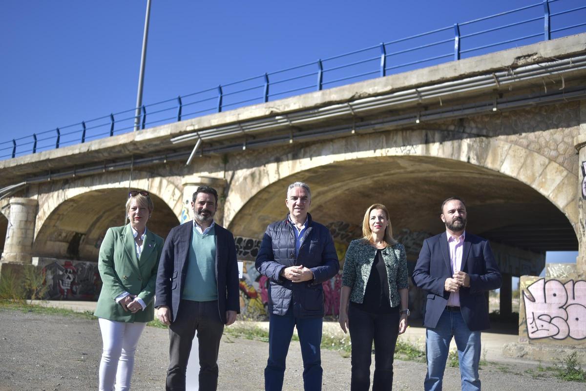 Bendodo, en el puente de La Azucarera con otros representantes del PP.