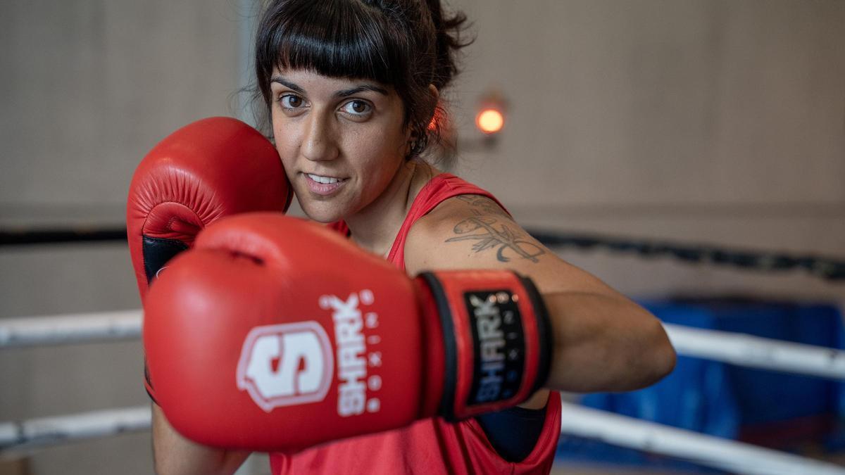 Marta Fernández en el ring del Club Boxa Alt Empordà.