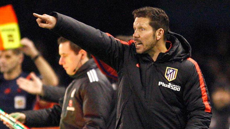 Simeone dando instrucciones a sus jugadores desde la banda. // M.V.