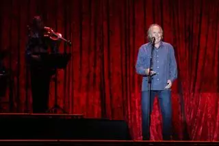 Crítica de Javier Losilla: Serrat, entre todas las canciones