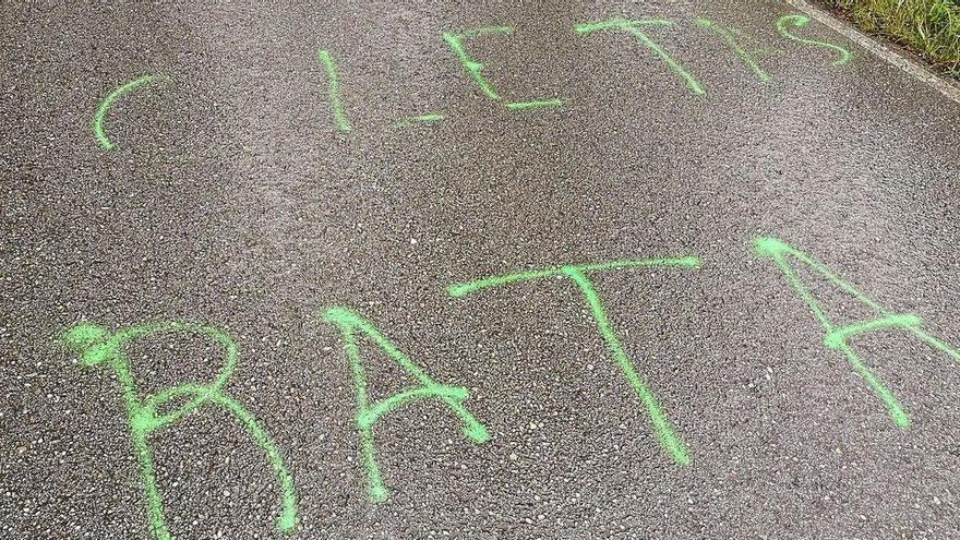 La pintada contra Pablo Iglesias en la carretera de Felgueras.