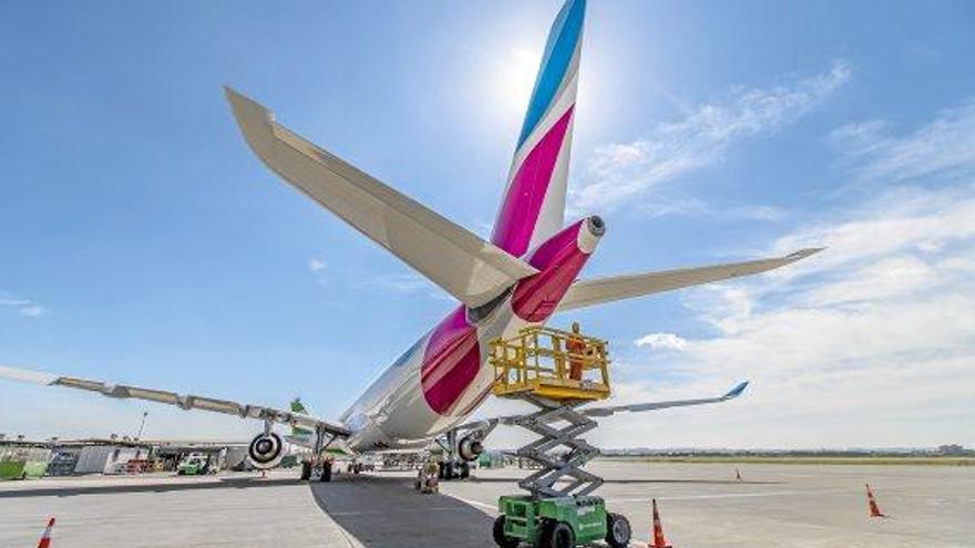 Der Airbus von Eurowings vor dem Abflug.