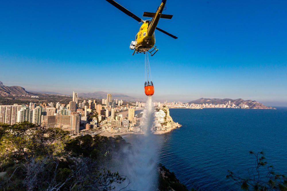 Declarado un incendio junto a la torre del Aguiló en la Cala de La Vila