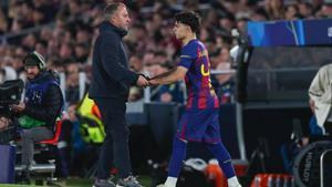 Flick habla con Xavi Espart tras el duelo ante el Newcastle