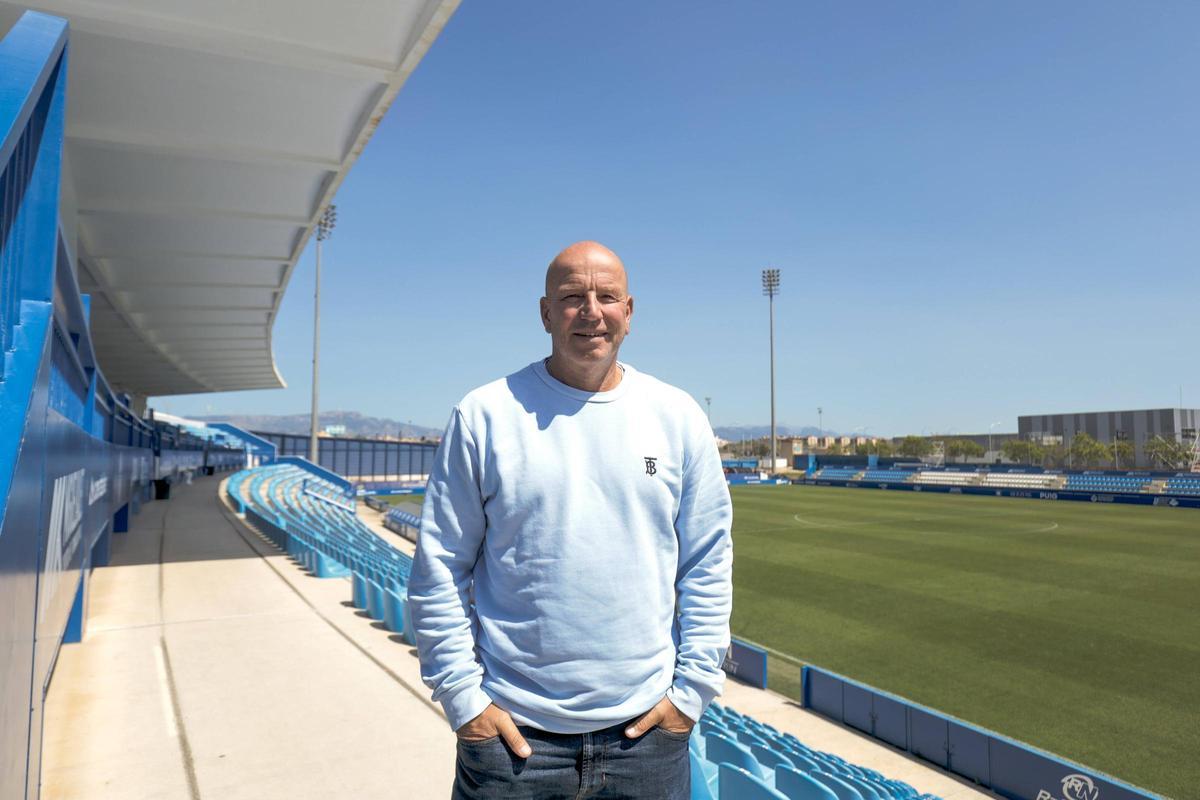 Ingo Volckmann posa para este diario en el Estadi Balear.