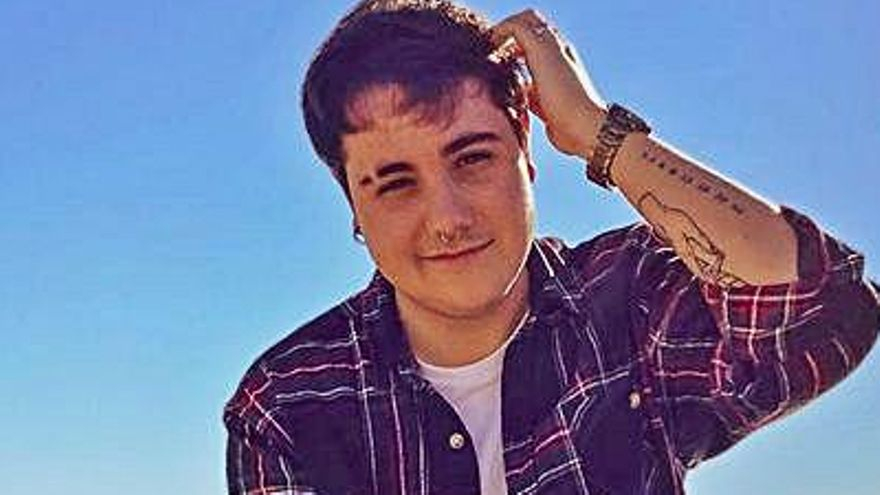 ÁLVARO SUÁREZ. Álvaro Suárez es un malagueño apasionado del deporte y la comunicación. Cree que en España se ha concebido una visión paternalista de los jóvenes y que muchos los ven como unos vagos. «No pedimos un mundo de color de rosa, queremos al menos unas condiciones laborales dignas», cuenta.