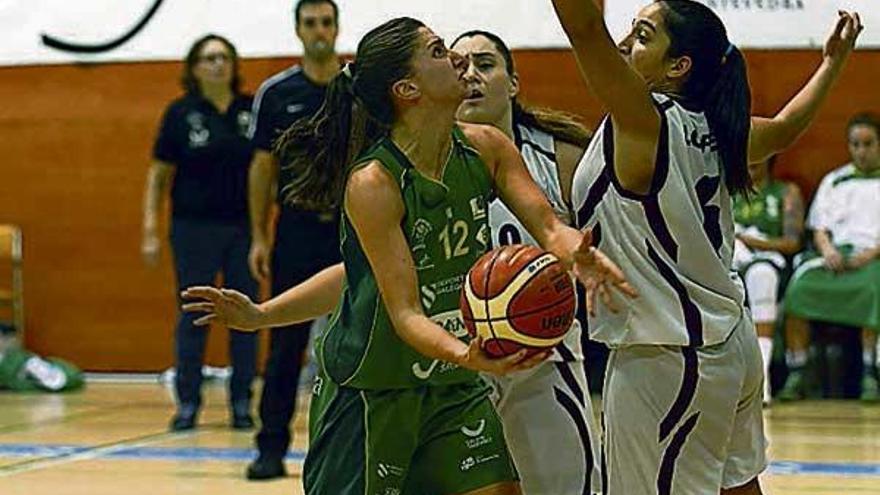 María Lago durante un partido de liga. // Rafa Vázquez