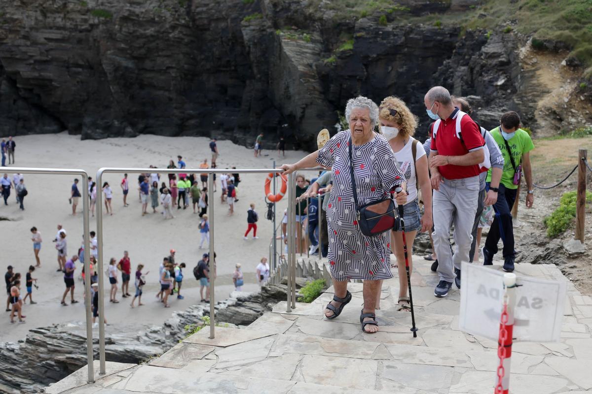 La playa de las Catedrales, en Galicia, cuelga el cartel de completo