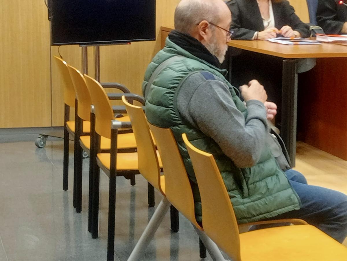 El profesor escuchando su condena por abusar sexualmente de sus alumnas