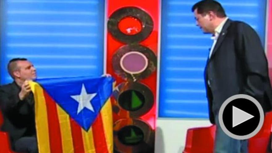 Tomás Roncero, exaltado ante una bandera independentista catalana -  Información