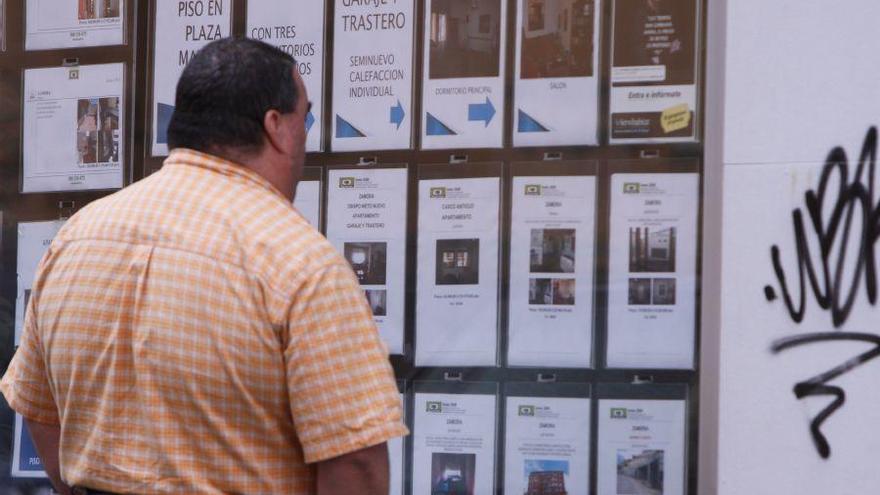 Un hombre observa la oferta de una inmobiliaria.