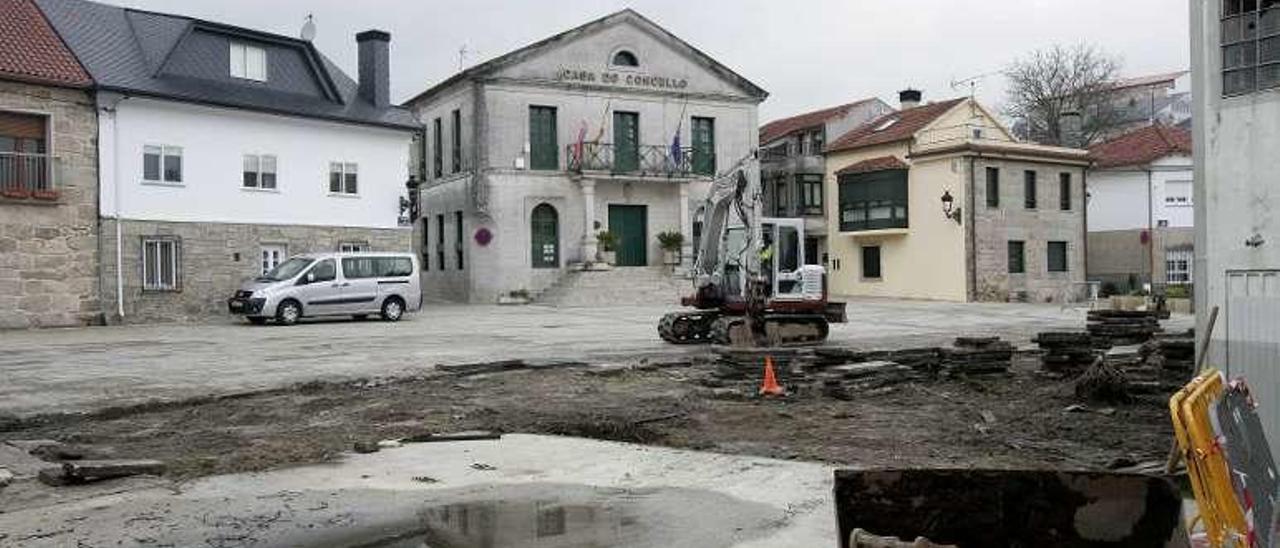 Obras en la plaza del consistorio de Cerdedo-Cotobade. // Bernabé