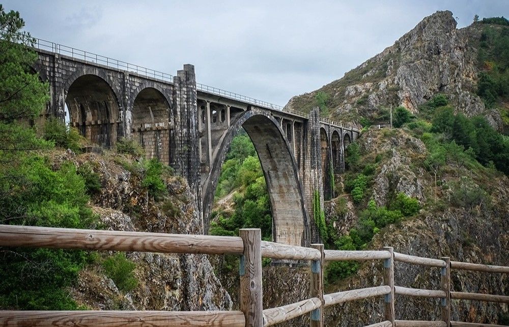 El mirador de Gundián permite a sus visitantes contemplar la bella panorámica que forman el río Ulla, su verde entorno y los impresionantes viaductos de la línea de ferrocarril