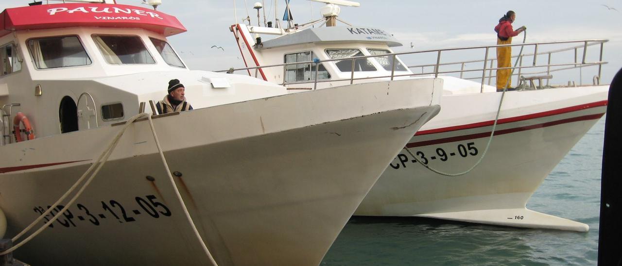 En la imagen, dos de los tres barcos de arrastre con base en el puerto de Vinaròs contratados para arrastrar el atún rojo.