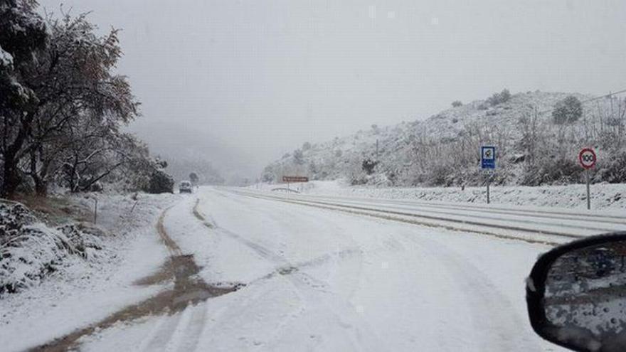 Cuatro carreteras cortadas al tráfico entre más de 60 incidencias por hielo