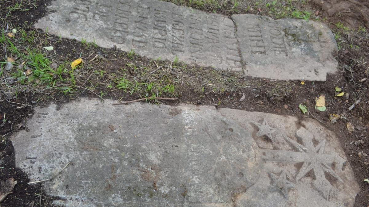 Lápidas del cementerio de Nuez