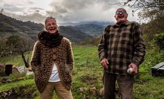 El siciliano que elabora sidra y la alemana que cocina fabada: Asturias "recluta" nuevos aldeanos en otros países