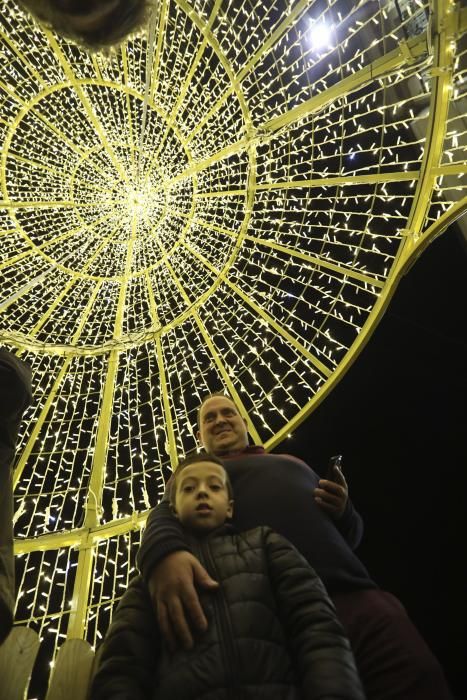 Avilés enciende sus luces de Navidad.